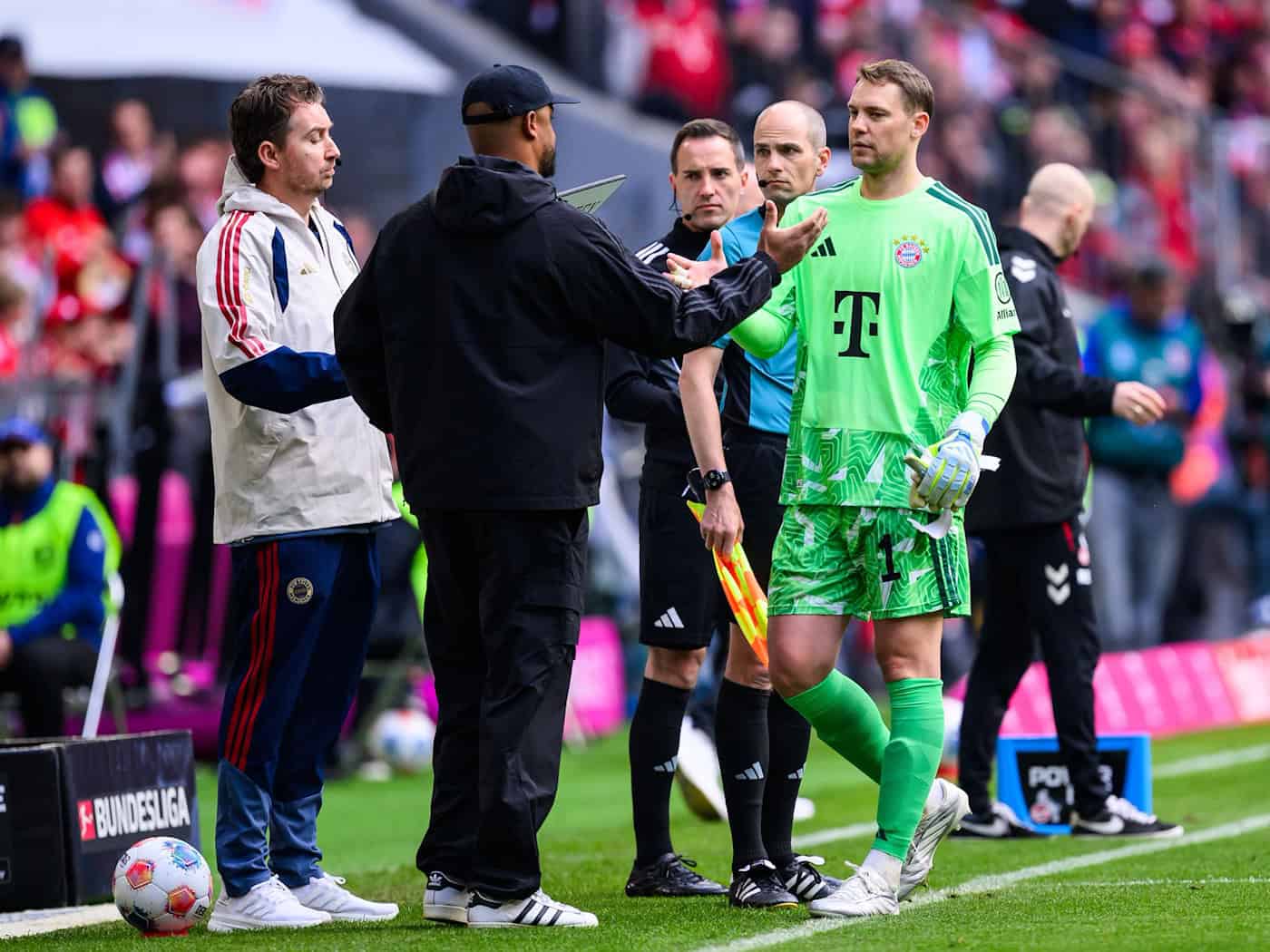 Nummer eins bei der WM, Zuschauer beim Pokalfinale? Bei Manuel Neuer (r), hier bei seiner Auswechslung gegen Köln, zwickt weiter die Wade. (Archivbild)  / Foto: Tom Weller/dpa