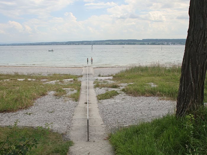 Das Wasser im größten See Deutschlands ist aktuell so niedrig wie selten um diese Jahreszeit. / Foto: Oliver Hanser/dpa