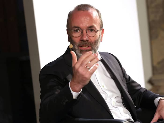 CSU-Vize Manfred Weber hat seine Partei zu mehr Orientierung am Gemeinsinn aufgefordert - und in seinem Brief auch Parteichef Söder abgewatscht. (Archivbild) / Foto: Karl-Josef Hildenbrand/dpa