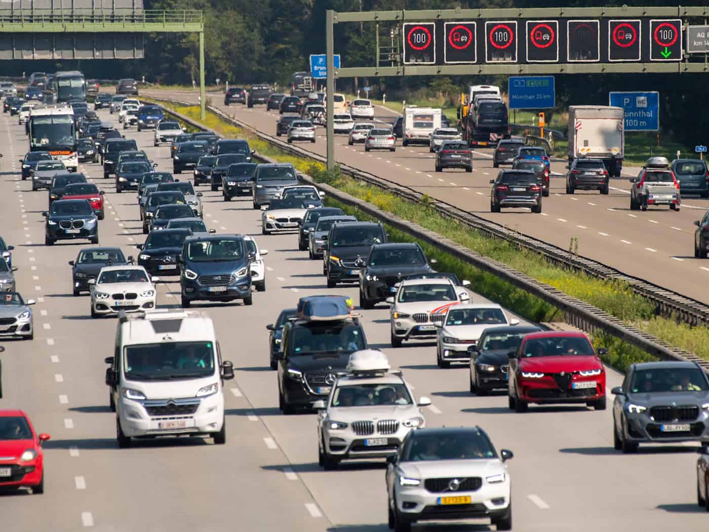 Auch auf der Autobahn 8 rechnet der ADAC wieder mit viel Verkehr rund um den Feiertag. (Archivbild) / Foto: Stefan Puchner/dpa