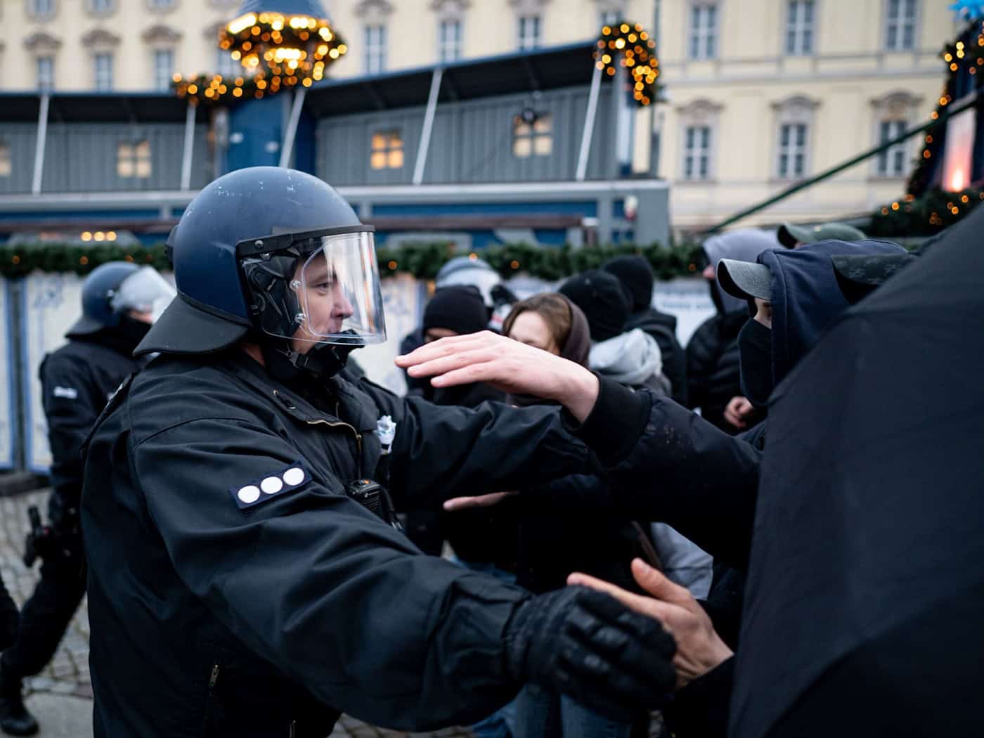 Nicht nur Polizisten müssen während ihrer Arbeit mit Angriffen rechnen. Auch Lehrer und Finanzbeamte werden in Bayern oft Opfer von Gewalttaten. (Illustration) / Foto: Fabian Sommer/dpa