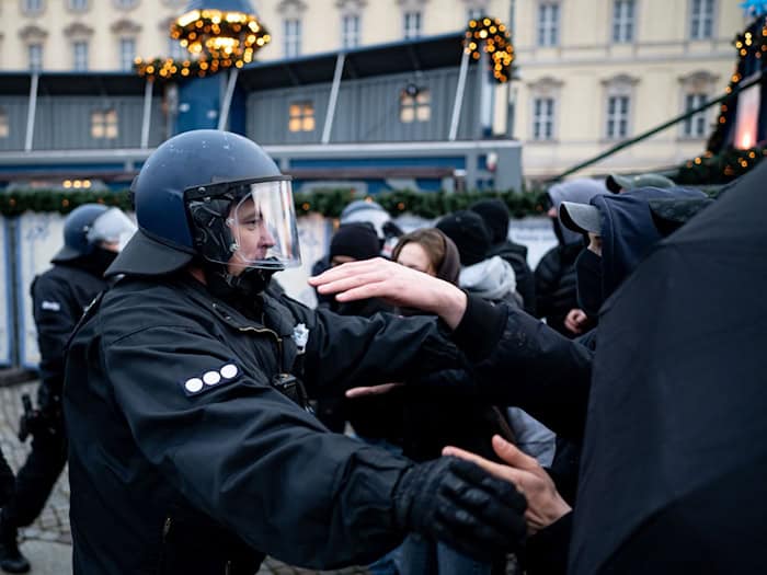 Nicht nur Polizisten müssen während ihrer Arbeit mit Angriffen rechnen. Auch Lehrer und Finanzbeamte werden in Bayern oft Opfer von Gewalttaten. (Illustration) / Foto: Fabian Sommer/dpa