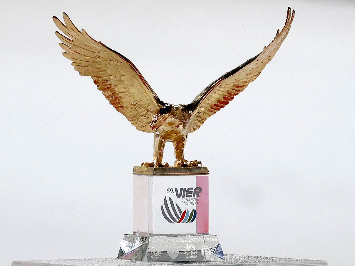 Symbol für die Tournee: die goldene Siegertrophäe. (Archivbild) / Foto: Daniel Karmann/dpa