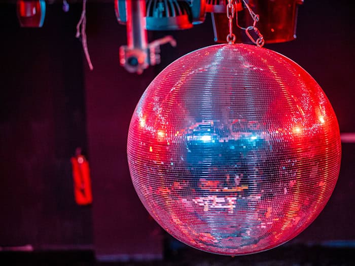 Der 20-Jährige wurde unter anderem wegen Rauchens in der Disco aus dem Gebäude geworfen. (Symbolbild) / Foto: Jens Büttner/dpa-Zentralbild/dpa