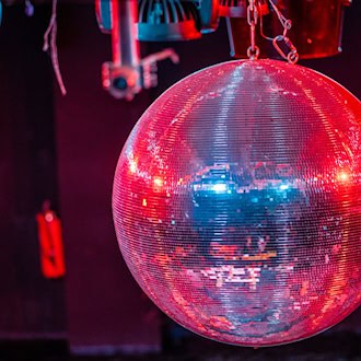 Der 20-Jährige wurde unter anderem wegen Rauchens in der Disco aus dem Gebäude geworfen. (Symbolbild) / Foto: Jens Büttner/dpa-Zentralbild/dpa