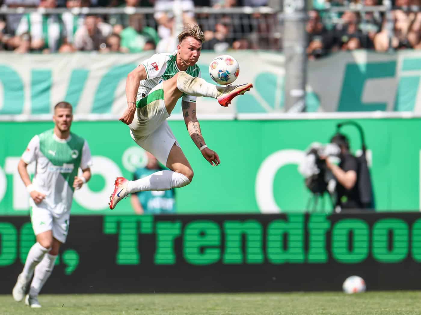 Voller Einsatz im Derby: Fürths Felix Klaus nimmt den Ball artistisch in der Luft an.  / Foto: Daniel Löb/dpa