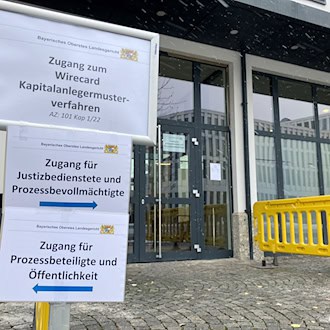 Hinweisschilder zur mündlichen Verhandlung im Münchner Wirecard-Musterverfahren im vergangenen Herbst. Nun will das Gericht eine erste Entscheidung verkünden. / Foto: Carsten Hoefer/epa Scanpix Sweden/dpa