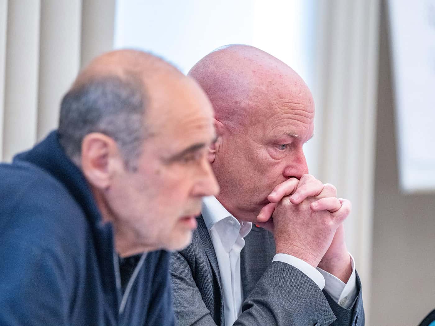 Joachim Wolbergs (r), ehemaliger Oberbürgermeister von Regensburg, und sein Verteidiger Peter Witting gehen gegen das Urteil vor. / Foto: Armin Weigel/dpa