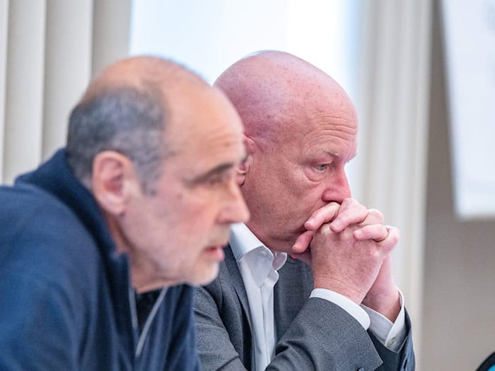 Joachim Wolbergs (r), ehemaliger Oberbürgermeister von Regensburg, und sein Verteidiger Peter Witting gehen gegen das Urteil vor. / Foto: Armin Weigel/dpa