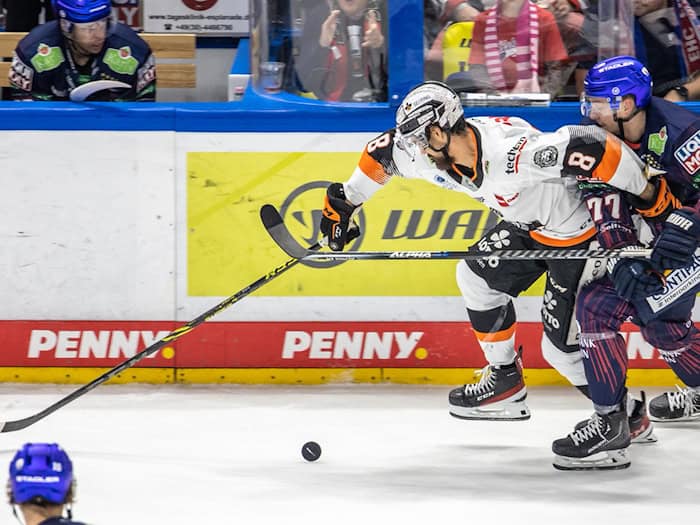 Nathan Burns (l) spielt künftig für Ingolstadt. (Archivbild) / Foto: Andreas Gora/dpa