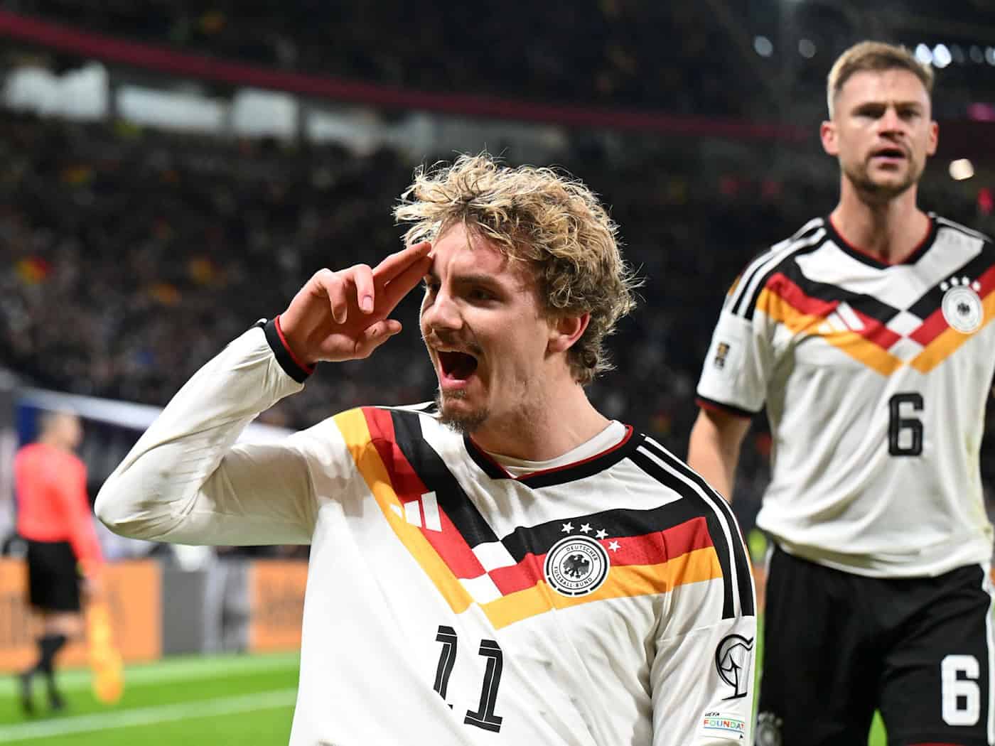 Nick Woltemade jubelt über ein Tor im DFB-Trikot (Archivbild).  / Foto: Robert Michael/dpa
