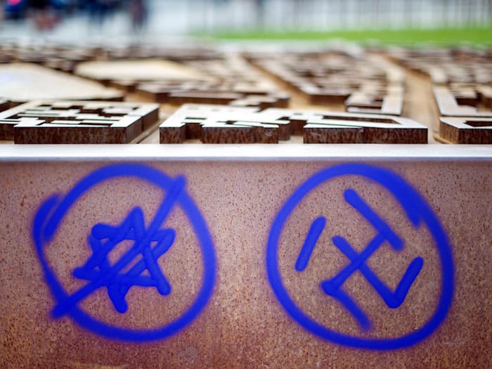 Die Zahl antisemitischer Vorfälle bleibt auf einem Rekordhoch. (Archivbild) / Foto: Daniel Reinhardt/dpa