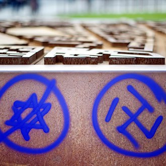 Die Zahl antisemitischer Vorfälle bleibt auf einem Rekordhoch. (Archivbild) / Foto: Daniel Reinhardt/dpa