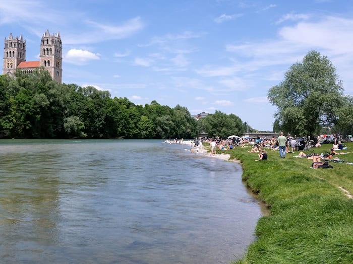 Die Isar in München. Der Montagvormittag könnte noch einmal Sonne bringen, doch am Nachmittag sollen Wolken aufziehen. (Symbolbild) / Foto: Sven Hoppe/dpa