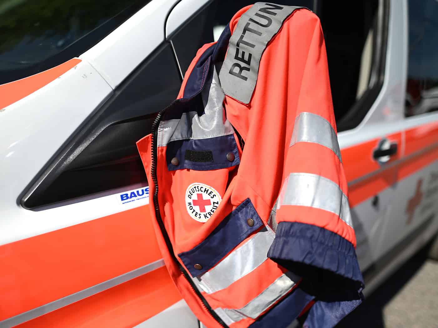 Mit schweren Verletzungen kommt ein Mann ins Krankenhaus. Der Schaden ist enorm. (Symbolbild) / Foto: Patrick Seeger/dpa
