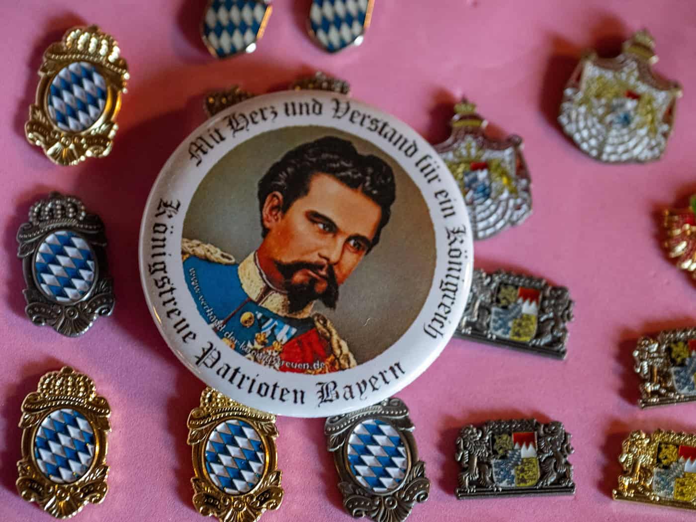 Von König Ludwig II. gibt es Anstecker, Bierkrüge und  T-Shirts. (Archivbild)  / Foto: Stefan Puchner/dpa