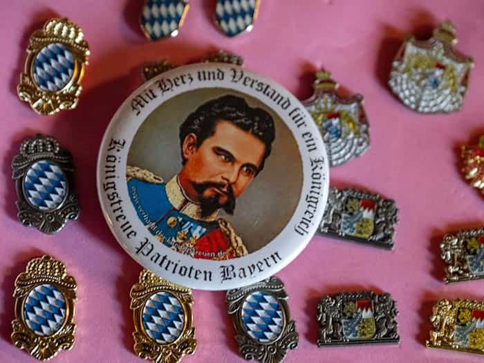 Von König Ludwig II. gibt es Anstecker, Bierkrüge und  T-Shirts. (Archivbild)  / Foto: Stefan Puchner/dpa