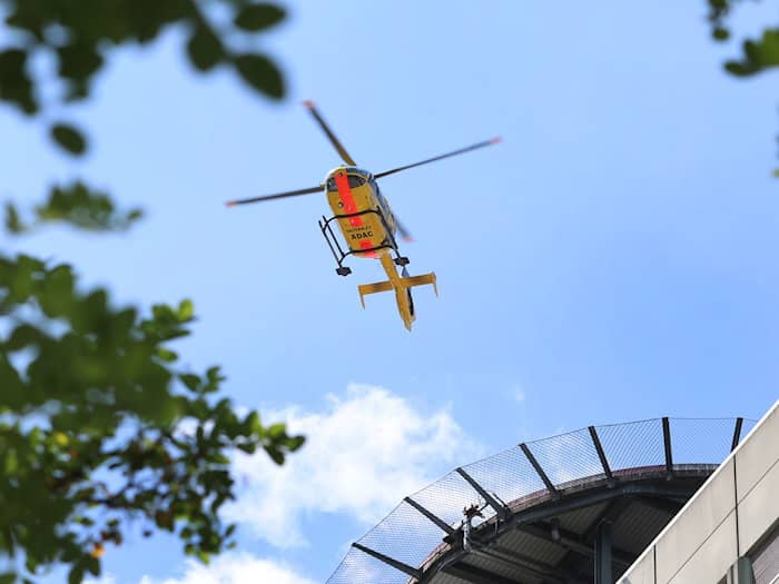 Nachdem eine Explosion gemeldet wurde, startete ein Rettungshubschrauber. Der 17-jährige Schwerverletzte wurde kurz darauf damit in ein Krankenhaus gebracht. (Symbolbild) / Foto: Karl-Josef Hildenbrand/dpa