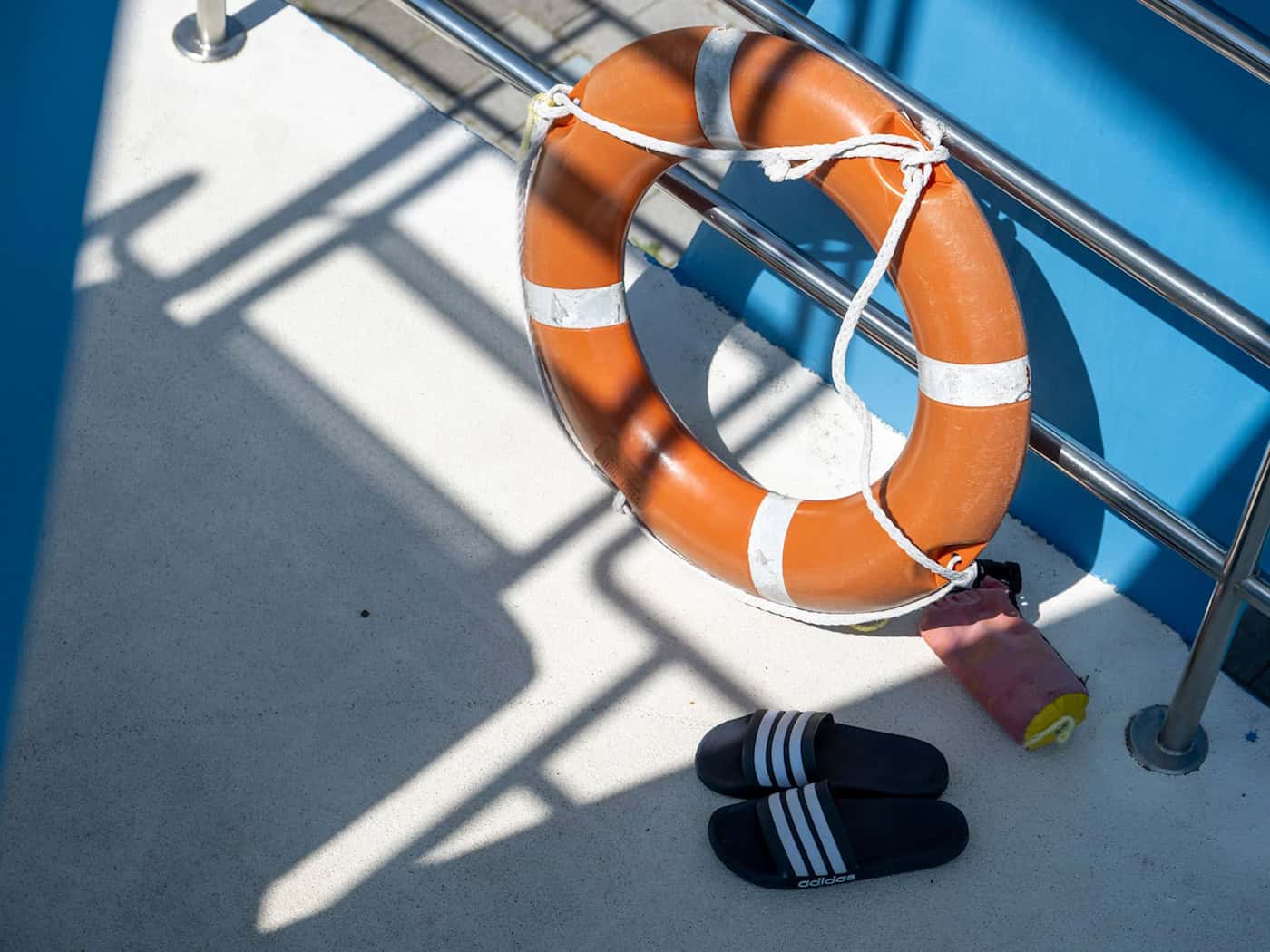 Rettungskräfte bargen den Mann noch aus dem Wasser, er starb später in einem Krankenhaus. (Symbolbild) / Foto: Stefan Puchner/dpa