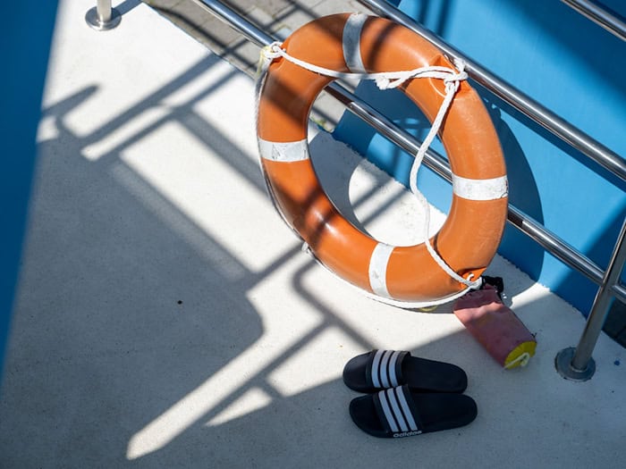 Rettungskräfte bargen den Mann noch aus dem Wasser, er starb später in einem Krankenhaus. (Symbolbild) / Foto: Stefan Puchner/dpa