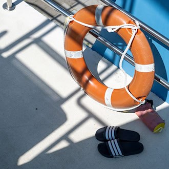 Rettungskräfte bargen den Mann noch aus dem Wasser, er starb später in einem Krankenhaus. (Symbolbild) / Foto: Stefan Puchner/dpa