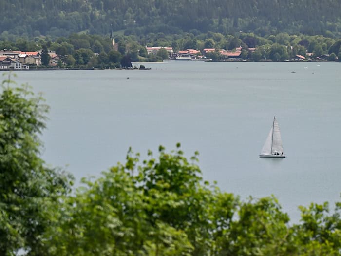 Rettungskräfte konnten den Mann nur noch tot aus dem Tegernsee bergen. (Symbolbild) / Foto: Peter Kneffel/dpa