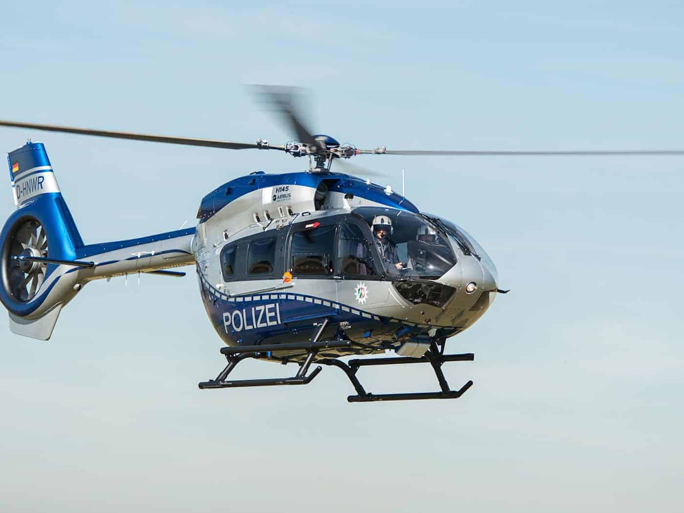 Im oberfränkischen Kemmern wurde ein Polizeihubschrauber während eines Übungsflugs gezielt mit Feuerwerkskörpern beschossen. (Symbolbild) / Foto: Wolfram Kastl/dpa