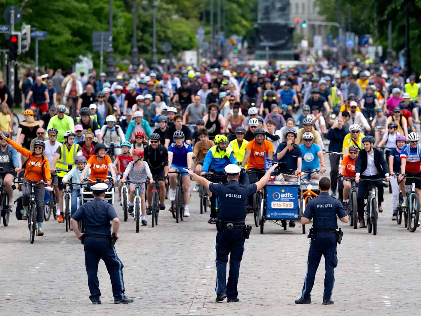 6.500 Menschen nahmen laut Polizei an der Fahrt teil.  / Foto: Sven Hoppe/dpa