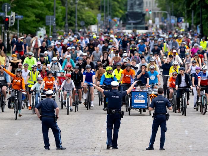 Rund 6.500 Teilnehmer bei Radsternfahrt zum Königsplatz in München