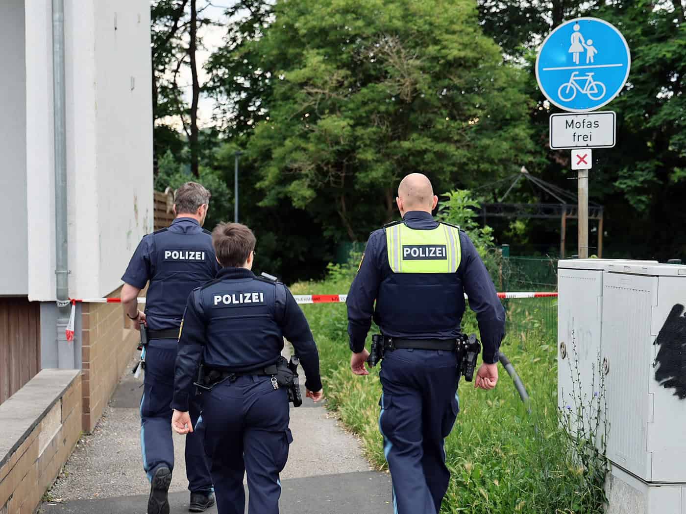 Nach dem Fund der Frau hatten Polizisten schon am Sonntag erste Zeugen befragt. (Archivbild) / Foto: Ralf Hettler/dpa
