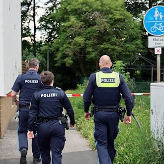 Nach dem Fund der Frau hatten Polizisten schon am Sonntag erste Zeugen befragt. (Archivbild) / Foto: Ralf Hettler/dpa