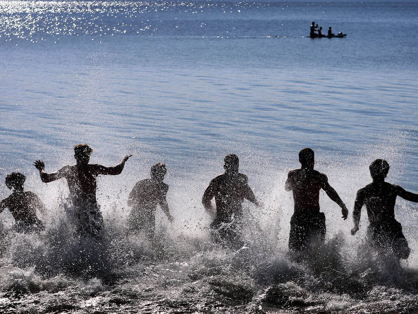Der Sprung ins kühle Nass - für viele der Inbegriff des Sommers. Doch leider ertrinken jedes Jahr viele Menschen auch in Bayern. (Symbolbild) / Foto: Karl-Josef Hildenbrand/dpa