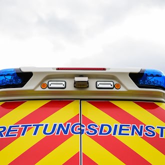 Der Rettungswagen bringt die Seniorin mit schwersten Verletzungen in die Klinik. (Symbolbild) / Foto: Philipp Schulze/dpa