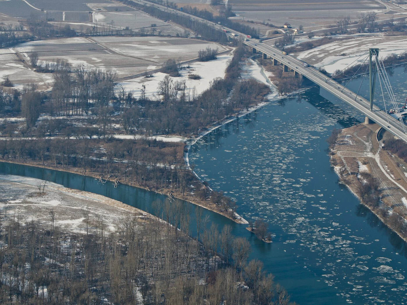 Auf diesem Bild aus dem Jahr 2012 ist die jetzt zur Sperrung anstehende Brücke zu sehen. (Archivbild) / Foto: picture alliance / dpa