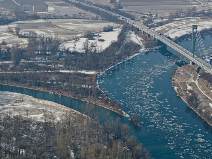 Auf diesem Bild aus dem Jahr 2012 ist die jetzt zur Sperrung anstehende Brücke zu sehen. (Archivbild) / Foto: picture alliance / dpa