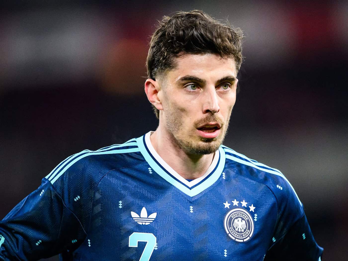 Das blaue DFB-Auswärtstrikot verkauft sich zum WM-Start sehr gut - allerdings gibt es einen kurzfristigen Engpass bei Namen mit dem Buchstaben V - wie etwa bei Kai Havertz. (Archivbild) / Foto: Tom Weller/dpa