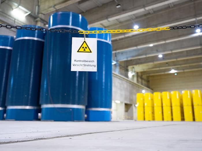 Das Zwischenlager Ahaus darf Atommüll aus einem Versuchsreaktor in Bayern aufnehmen. Die Stadt Ahaus hat jetzt den juristischen Widerstand dagegen aufgegeben. (Archivbild) / Foto: Guido Kirchner/dpa