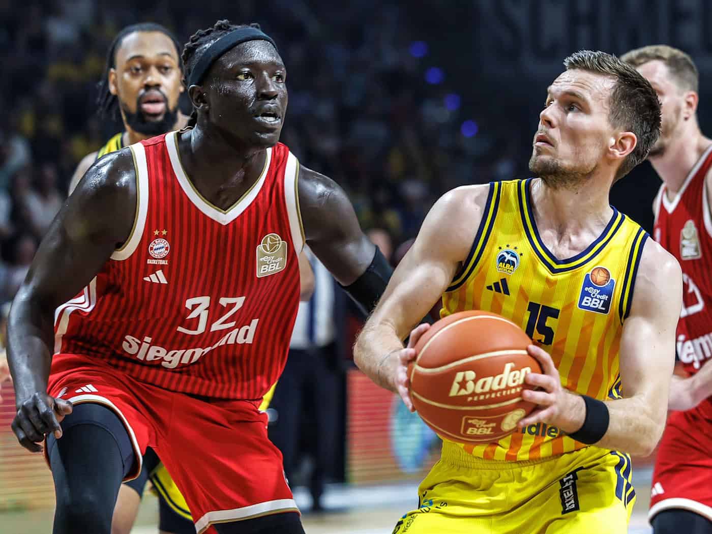 Einen heißen Kampf lieferten sich Alba Berlin und Bayern München. / Foto: Andreas Gora/dpa