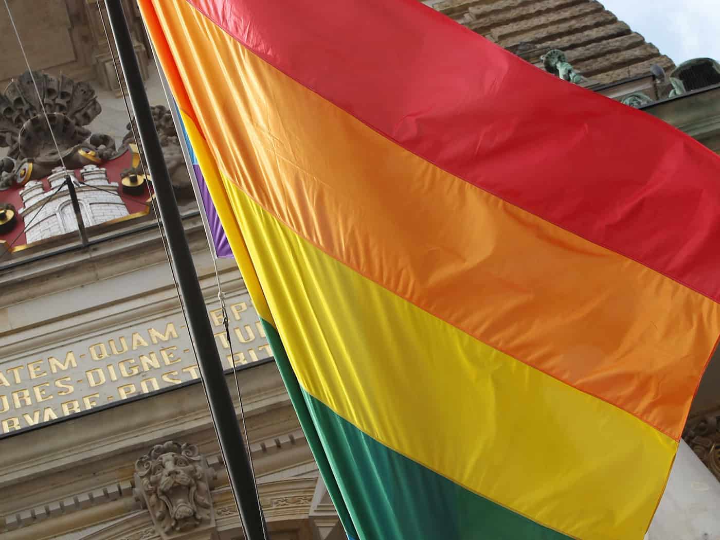 Am Rathaus - wie hier in Hamburg - wird in Aschaffenburg keine Regenbogenflagge gehisst. (Symbolbild) / Foto: picture alliance / dpa