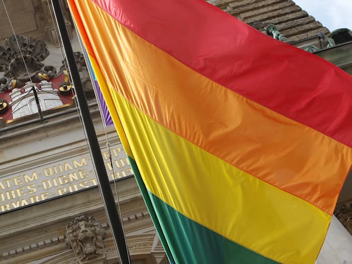 Am Rathaus - wie hier in Hamburg - wird in Aschaffenburg keine Regenbogenflagge gehisst. (Symbolbild) / Foto: picture alliance / dpa