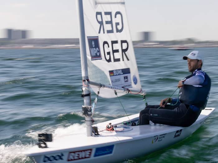 Philipp Buhl ist in Aktion während einer Wettfahrt bei der Kieler Woche. (Archivbild) / Foto: Frank Molter/dpa