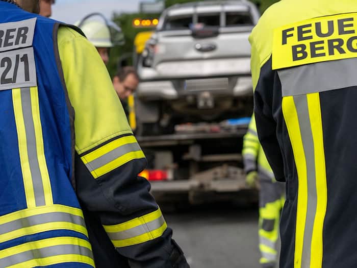 Das Auto soll sich mehrfach überschlagen haben.  / Foto: Pia Bayer/dpa