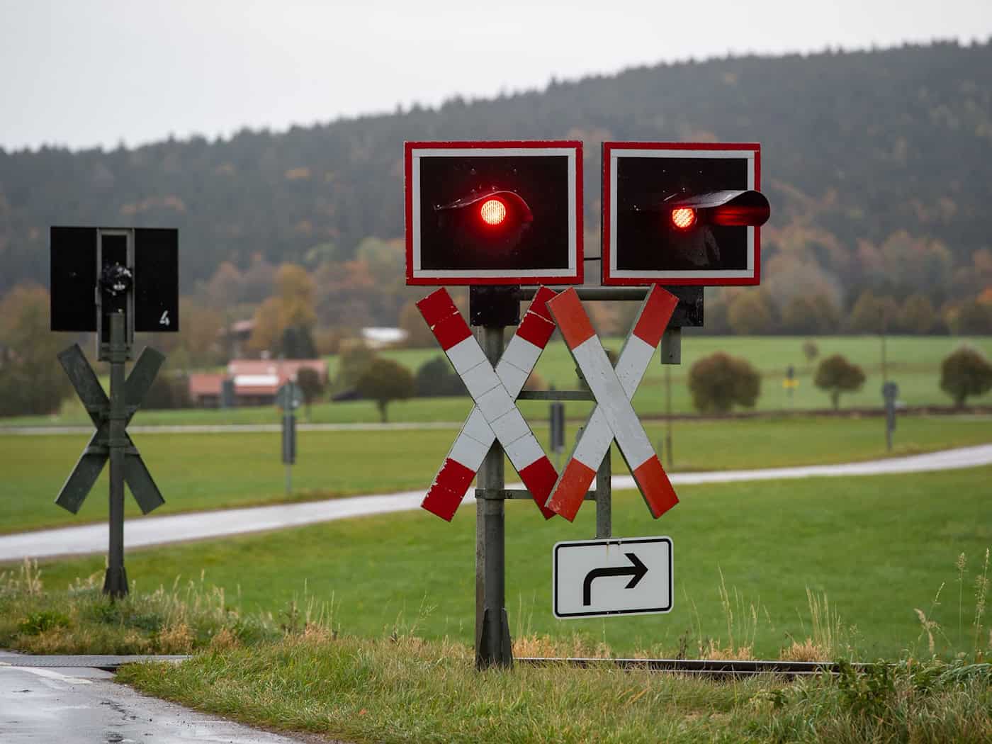 Der Fahrer wurde in seinem Auto eingeklemmt. (Symbolbild) / Foto: Lennart Preiss/dpa