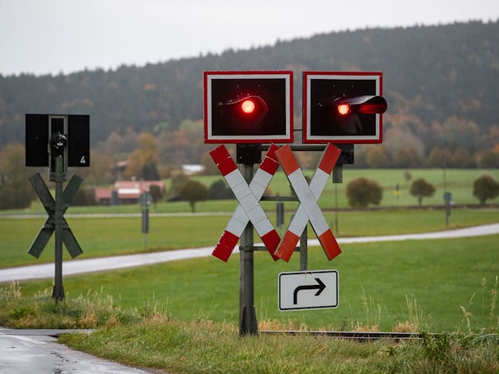 Der Fahrer wurde in seinem Auto eingeklemmt. (Symbolbild) / Foto: Lennart Preiss/dpa