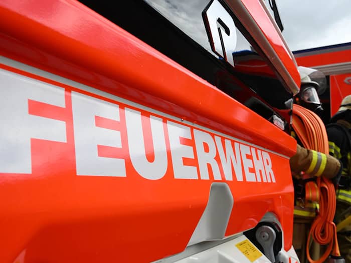 Feuerwehrleute schlugen die Scheibe des Autos ein und retteten den Säugling. (Symbolbild) / Foto: Bernd Weißbrod/dpa