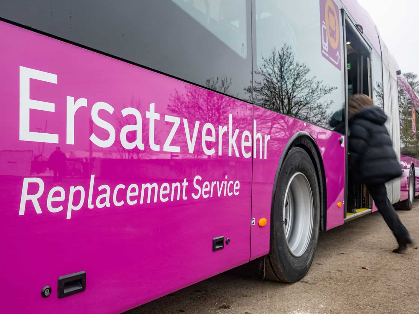 90 Busse werden als Ersatzverkehr auf den Strecken eingesetzt. (Archivbild) / Foto: Armin Weigel/dpa