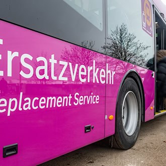 90 Busse werden als Ersatzverkehr auf den Strecken eingesetzt. (Archivbild) / Foto: Armin Weigel/dpa