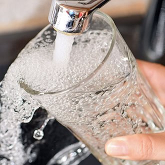 In Würzburg und Gerbrunn muss das Wasser abgekocht werden. (Symbolbild) / Foto: Patrick Pleul/dpa-Zentralbild/dpa
