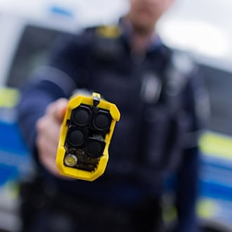 Taser statt Pistole? Die bayerische Polizei will das nun auch für den Einsatz auf Streife testen. (Symbolbild) / Foto: Rolf Vennenbernd/dpa