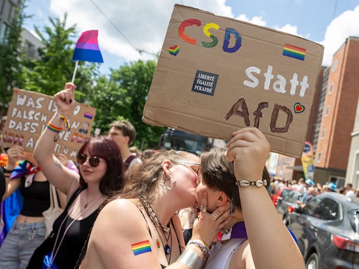 Jahrelang musste die queere Community in Bayern auf einen Aktionsplan der Staatsregierung warten. Nun hat das Kabinett ihn beschlossen und mit ihm ein Schutzversprechen gegen Hass und Ausgrenzung. (Archivbild) / Foto: Stefan Puchner/dpa